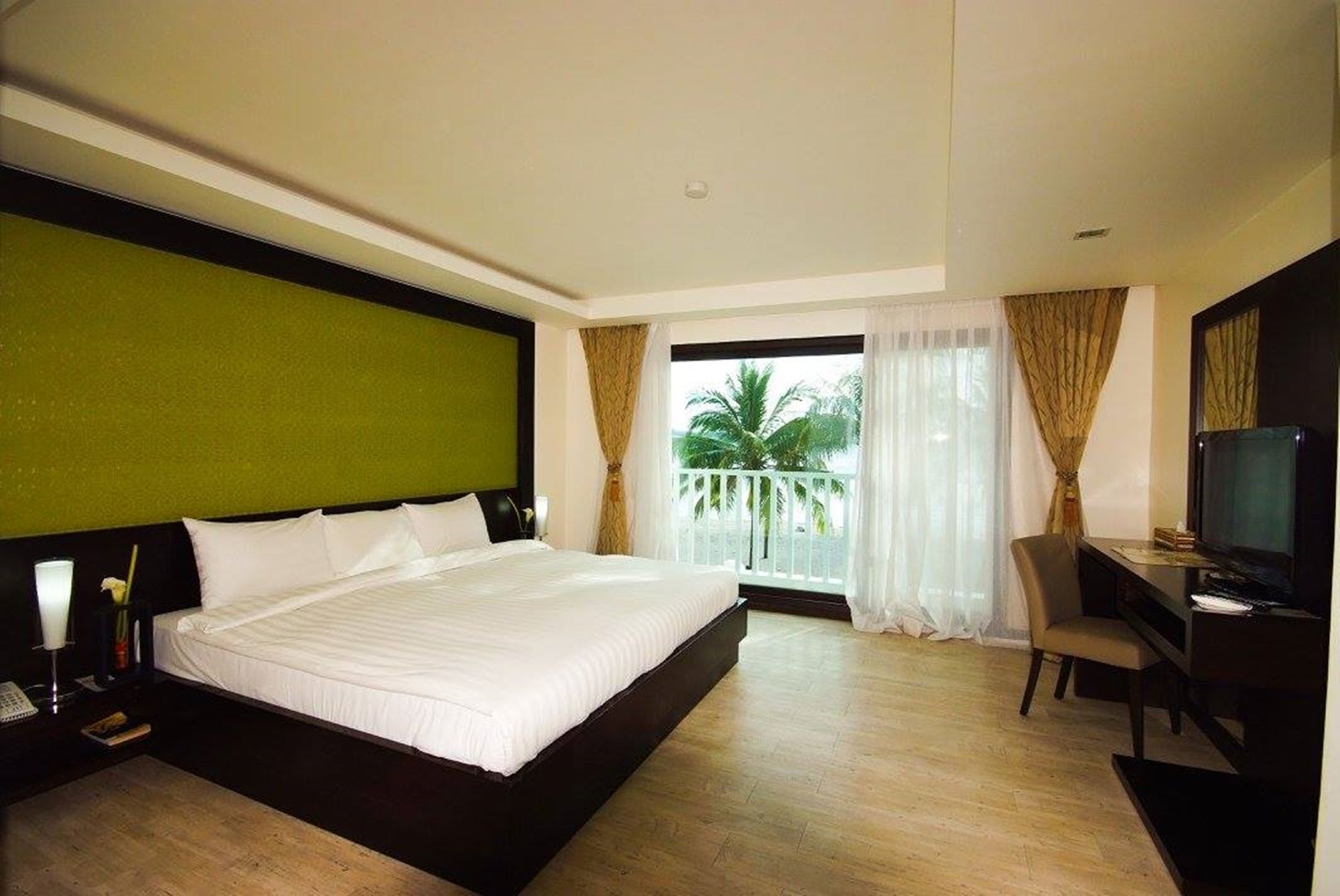 Terrace Hotel Subic Bay Олонгапо Экстерьер фото